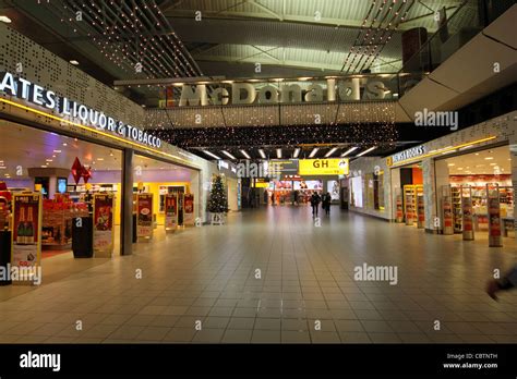 shops in schiphol.